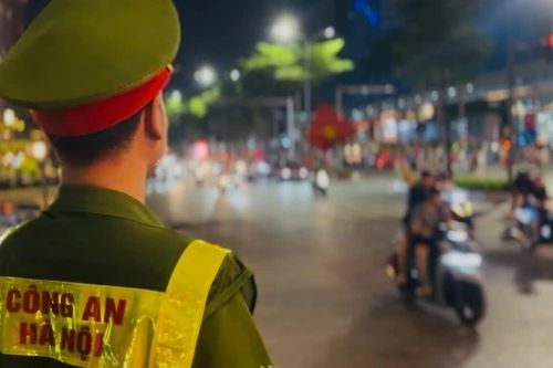 Công an Thủ đô trắng đêm hòa chung không khí vui tươi, phấn khởi của người hâm mộ