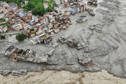 Lũ quét cuồn cuộn nhấn chìm làng mạc Nepal - Trung Quốc