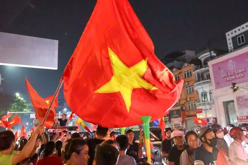 Cổ động viên hân hoan xuống đường mừng chiến thắng của Đội tuyển Việt Nam