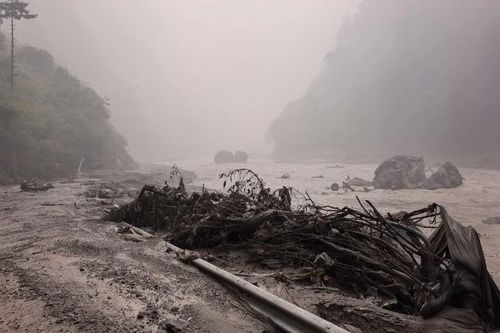 Việt Nam gửi điện thăm hỏi Trung Quốc và Nepal về thiên tai