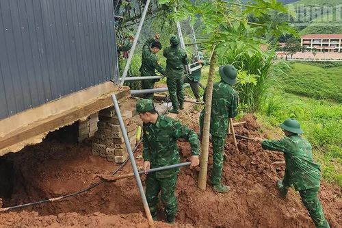Bộ đội Biên phòng Sơn La giúp dân khắc phục sạt lở do mưa lớn