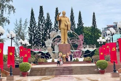 Cần Thơ rực rỡ cờ hoa trong những ngày tháng Tám