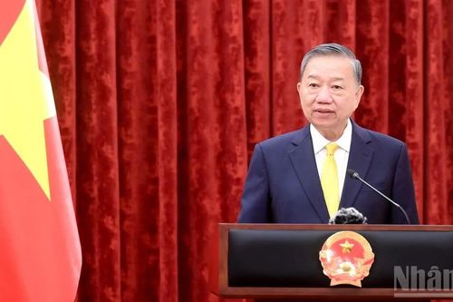Nghị quyết của Bộ Chính trị về phát huy tính tiên phong, gương mẫu, tinh thần đổi mới, dám nghĩ, dám làm, dám chịu trách nhiệm của đội ngũ cán bộ, đảng viên trong kỷ nguyên mới