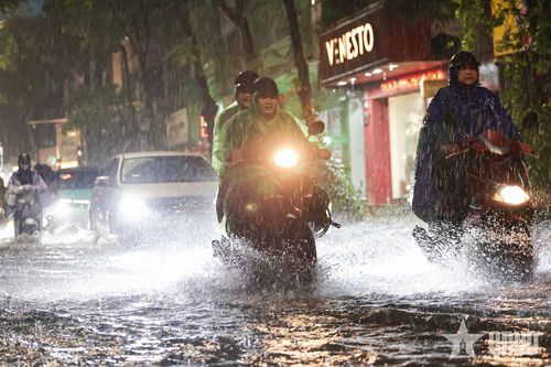 Giao thông tại Hà Nội khó khăn sau cơn mưa lớn