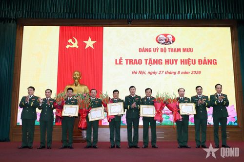 Đảng ủy các cơ quan thuộc Đảng bộ Tổng cục Hậu cần - Kỹ thuật trao tặng Huy hiệu 35 năm, 30 năm tuổi Đảng