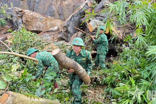 Bộ đội, dân quân giúp dân khắc phục hậu quả thiên tai