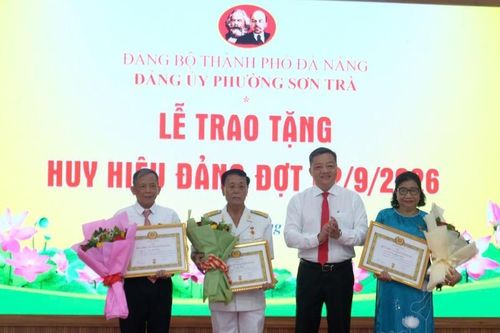 Trao tặng Huy hiệu Đảng cho 206 đảng viên thuộc Đảng bộ phường Sơn Trà
