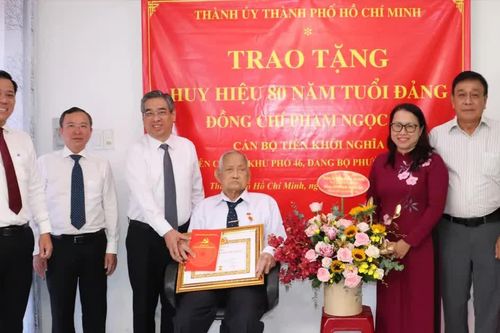 Phó Bí thư Thành ủy TPHCM Nguyễn Phước Lộc trao Huy hiệu 80 năm tuổi Đảng đến cán bộ lão thành 99 tuổi