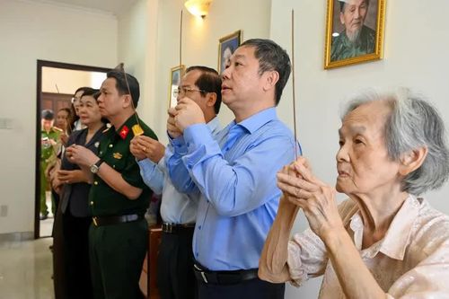 Đoàn đại biểu TPHCM dâng hương tưởng niệm nguyên Bí thư Thành ủy Sài Gòn - Chợ Lớn Nguyễn Thị Minh Khai