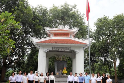 Sở Tư pháp tỉnh Tuyên Quang dâng hương báo công tại đền thờ Chủ tịch Hồ Chí Minh và Khu di tích Bộ Tư pháp