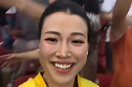 Á hậu Hoàng Oanh hò reo trên sân Mỹ Đình, mặc áo đôi với Patrik Lê Giang