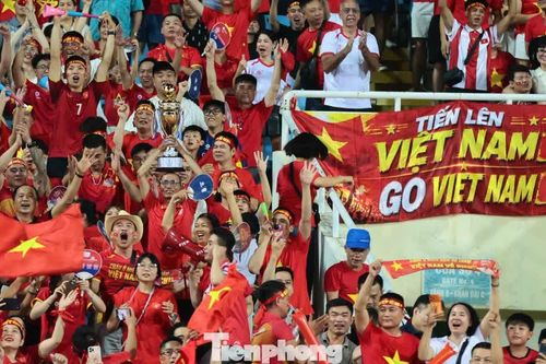 90 phút từ thót tim đến vỡ òa cùng tuyển Việt Nam