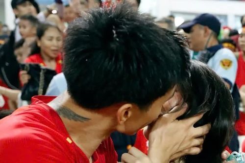 Dàn cầu thủ tuyển Việt Nam hôn vợ, khoe cúp gây bão mạng