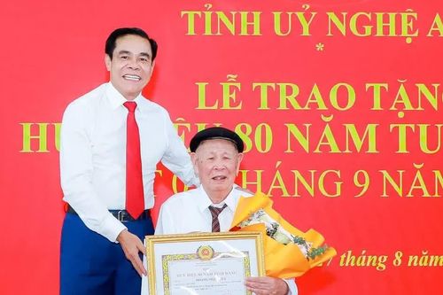 Cán bộ tiền khởi nghĩa 99 tuổi nhận huy hiệu 80 năm tuổi Đảng
