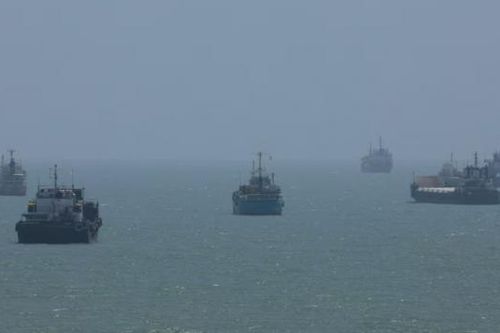 Lưu lượng tàu qua eo biển Hormuz tăng nhẹ