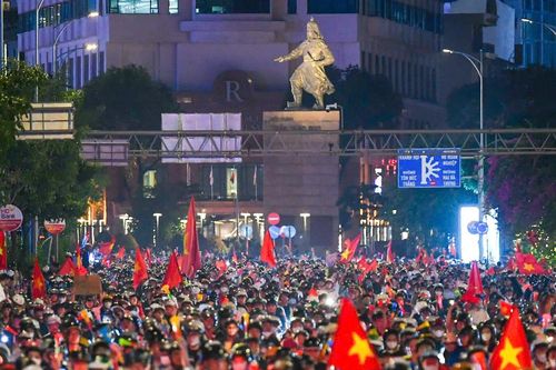 Biển người TPHCM 'đi bão' xuyên đêm mừng tuyển Việt Nam vô địch