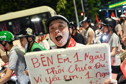 Độc lạ dụng cụ 'đi bão' của người Hà Nội mừng tuyển Việt Nam vô địch
