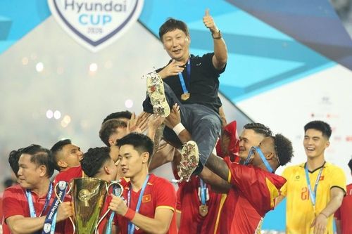 Báo Hàn: HLV Kim Sang Sik vượt thầy Park, tuyển Việt Nam lập kỳ tích