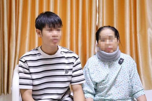 Tưởng phải ngồi xe lăn đến cuối đời, người phụ nữ bật khóc khi tự đi lại được