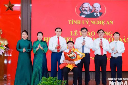 Chủ tịch UBND tỉnh Nghệ An trao Huy hiệu 80 năm tuổi Đảng đến cán bộ tiền khởi nghĩa 99 tuổi