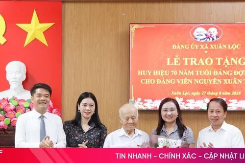 Trao Huy hiệu 70 năm tuổi Đảng cho đảng viên ở xã Xuân Lộc