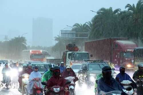 Mưa dông cuối giờ chiều gây áp lực giao thông khu vực trung tâm Thủ đô Hà Nội