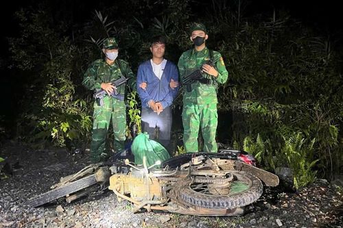 Bám rừng, mật phục đường dây vận chuyển trái phép thuốc nổ tại biên giới