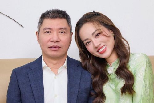 Khoảnh khắc bà xã 'bắt' NSND Công Lý ngồi một góc gây sốt