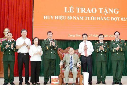 Trao tặng Huy hiệu 80 năm tuổi Đảng cho đảng viên lão thành ở Lạng Sơn