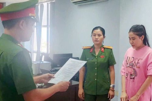 Nữ nhân viên bán ô tô nhận tiền đặt cọc của khách rồi mang đi trả nợ