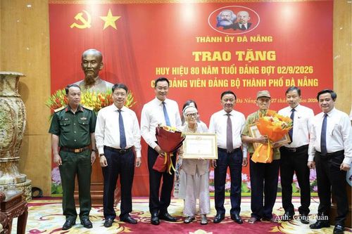 Thường trực Ban Bí thư trao Huy hiệu 80 năm tuổi Đảng cho đảng viên lão thành tại Đà Nẵng