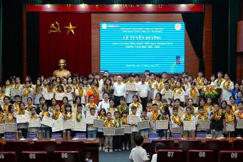Tuyên dương con cán bộ, công nhân viên Công ty Điện lực Thanh Hóa tiêu biểu
