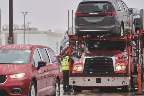 Các hãng ô tô 'sốc' khi Mỹ tăng gấp đôi thuế quan với Canada