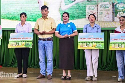 300 phụ nữ khó khăn ở An Giang được tặng sữa
