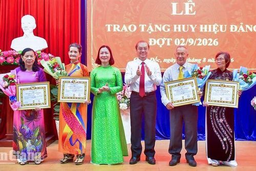 Châu Đốc trao Huy hiệu Đảng cho 193 đảng viên