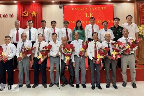 8 đảng viên của Đảng bộ xã Cô Tô nhận Huy hiệu Đảng