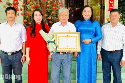 Xã Định Mỹ và Vĩnh Trạch trao Huy hiệu Đảng cho 41 đảng viên
