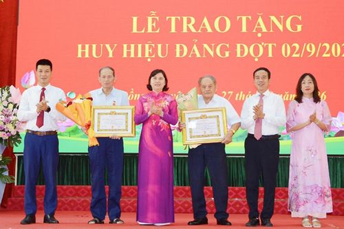 Phó Chủ tịch Thường trực HĐND tỉnh Trần Thị Hằng dự Lễ trao tặng Huy hiệu Đảng tại phường Đồng Nguyên