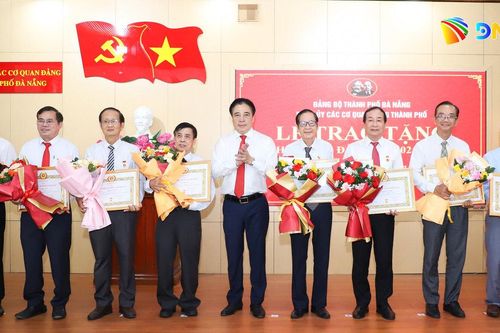 Đảng ủy Các cơ quan Đảng thành phố Đà Nẵng trao Huy hiệu Đảng đợt 2/9
