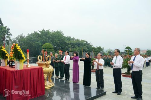Lãnh đạo thành phố Đồng Nai viếng Nghĩa trang Liệt sĩ Bình Phước
