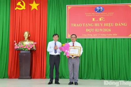 Đồng chí Nguyễn Văn Mười trao Huy hiệu Đảng tại xã Long Hưng