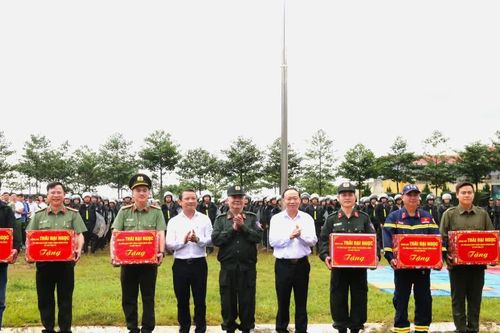 Bí thư Tỉnh ủy Thái Đại Ngọc thăm, động viên cán bộ, chiến sĩ Công an tỉnh Gia Lai