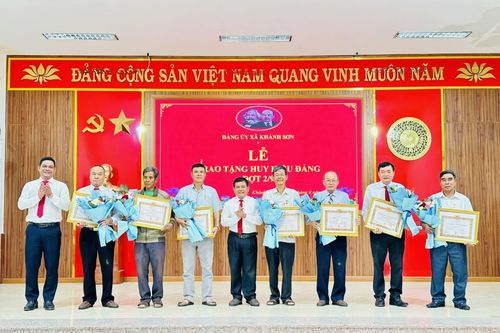 Đảng ủy xã Khánh Sơn trao Huy hiệu Đảng cho 19 đảng viên