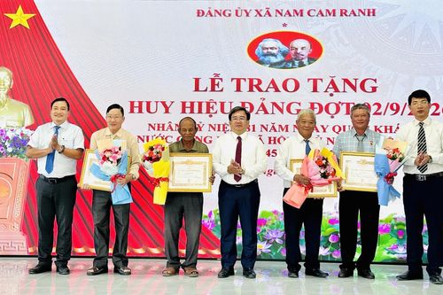 Đảng ủy xã Nam Cam Ranh tổ chức trao Huy hiệu Đảng cho 5 đảng viên