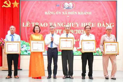 Đảng ủy xã Diên Khánh trao Huy hiệu Đảng đợt 2-9 cho 56 đảng viên