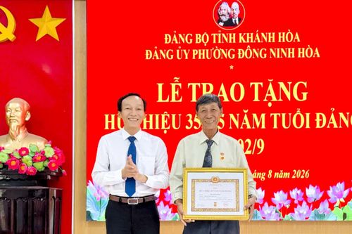 Đảng ủy phường Đông Ninh Hòa tổ chức trao Huy hiệu Đảng cho 30 đảng viên