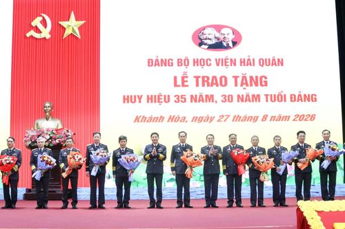 Đảng ủy Học viện Hải quân tổ chức Lễ trao Huy hiệu 35 năm, 30 năm tuổi Đảng