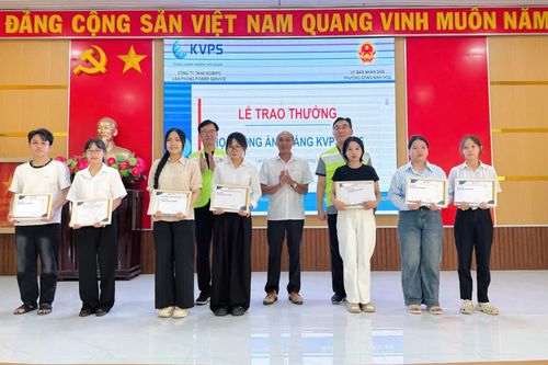 Phường Đông Ninh Hòa phối hợp trao 47 suất học bổng cho học sinh, sinh viên