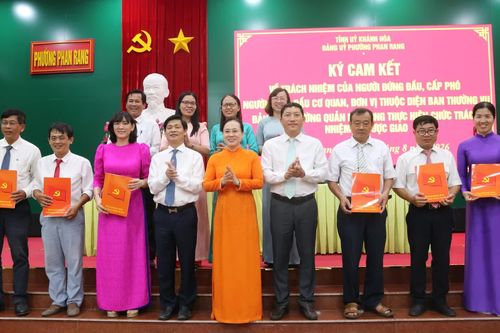 Đảng ủy phường Phan Rang công bố quyết định giải thể và thành lập mới các chi bộ, đảng bộ trường học