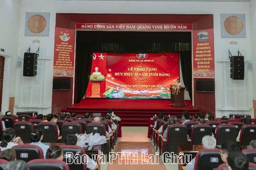 Xã Bình Lư trao tặng Huy hiệu 35 tuổi Đảng cho 18 đảng viên dịp Quốc khánh 2/9